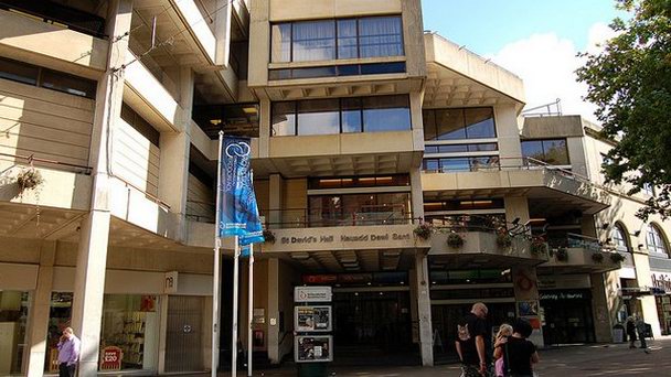 Сент-Дэвид Холл в Уэльсе