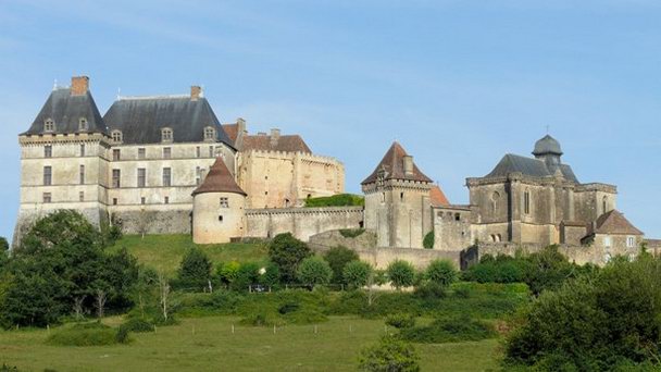 Биронский замок в Аквитании