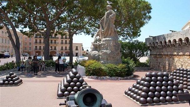 Дворцовая площадь в Монте-Карло Дворцовая площадь в Монте-Карло