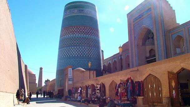 Тим и караван-сарай Аллакулихана в Хиве