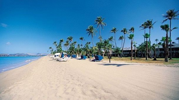 Пляж Пинни на Невисе