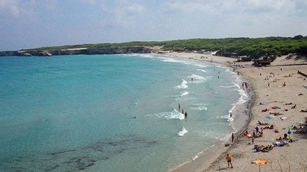 Пляж Торре дел Орсо в Мелендуньо в Апулии