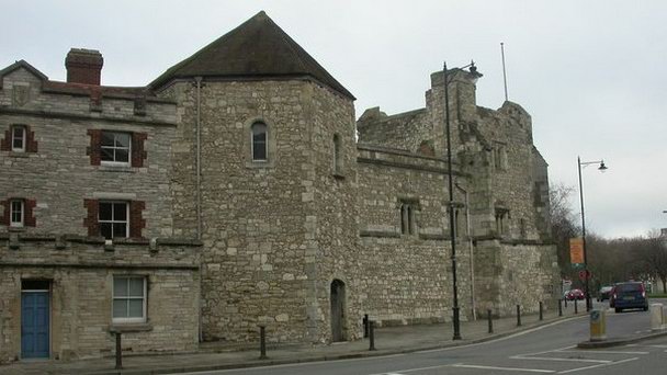 Башня God`s House в Англии Башня God`s House в Англии