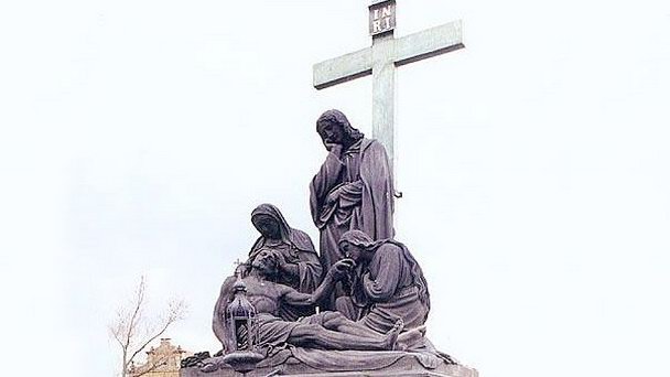Памятник Пиета на Карловом мосту в Праге