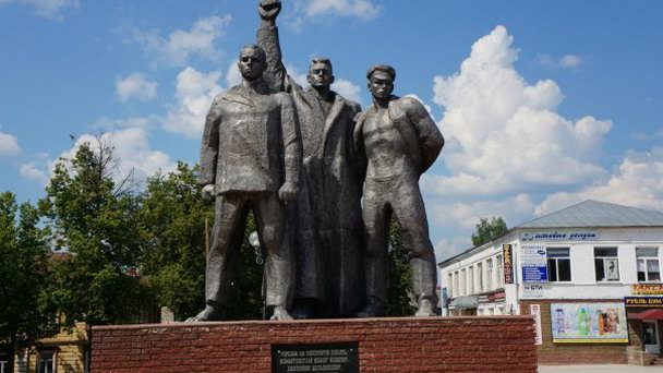 Памятник трем мушкетерам в гаскони фото