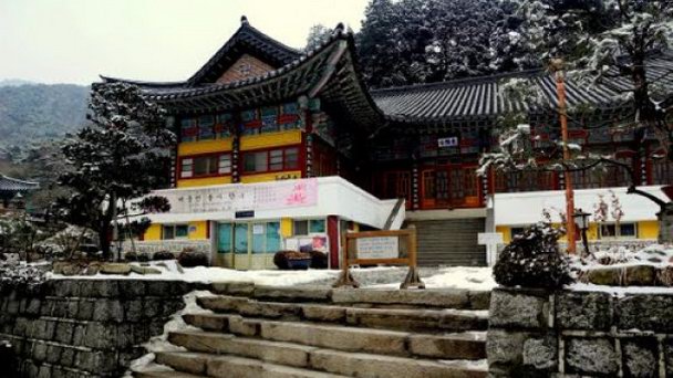 Монастырь Dong-hak-sa в Сеуле Монастырь Dong-hak-sa в Сеуле