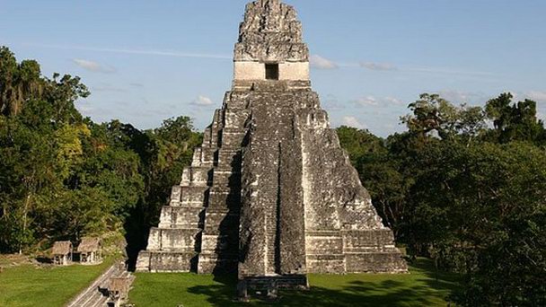 Храм Жреца-Ягуара в Тикале в Антигуа-Гуатемале