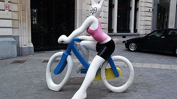 Скульптура Велосипедистка Аллена Сеша в Брюсселе