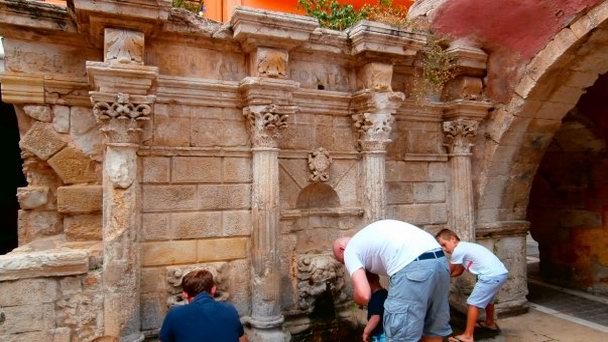 Фонтан Римонди на Острове Крит