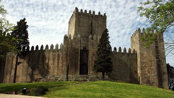 Замок Гимараеш в Гимараесе