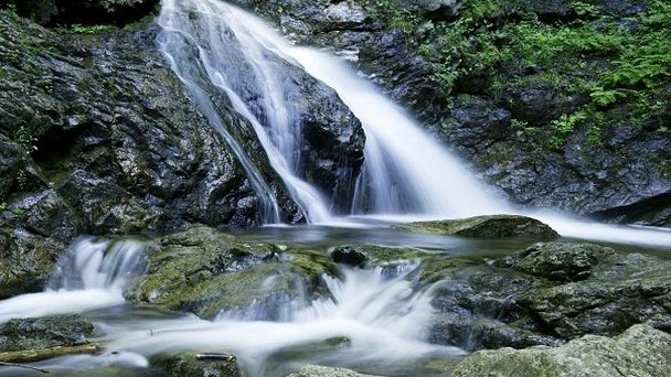Каскадный водопад Uisge Ban Falls в Новой Шотландии Каскадный водопад Uisge Ban Falls в Новой Шотландии