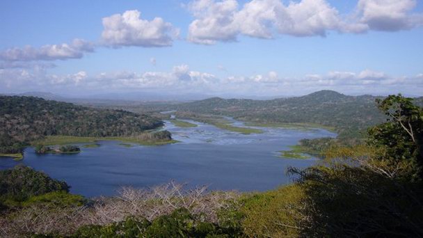 Река Рио-Чагрес в Панаме Река Рио-Чагрес в Панаме