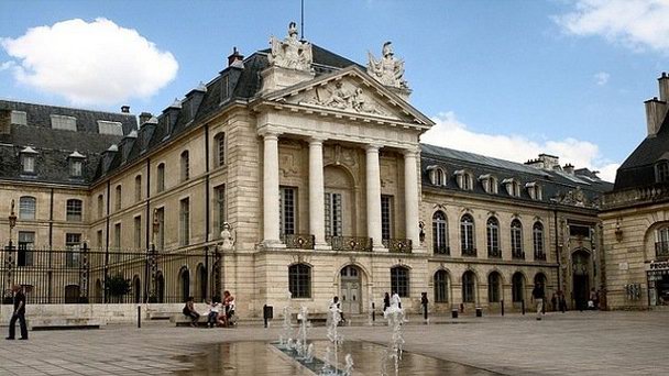 Дворец герцогов в городе Дижон в Бургундии