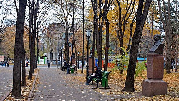 Аллея Классиков в Кишиневе Аллея Классиков в Кишиневе