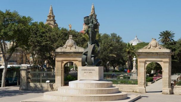 Город Флориана. Памятник Независимости Мальты в Валетте Город Флориана. Памятник Независимости Мальты в Валетте