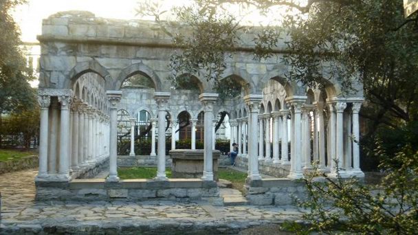 Колоннада церкви San Andrea в Лигурии Колоннада церкви San Andrea в Лигурии