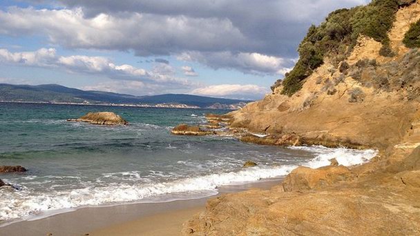 Пляж Маленький банан в Скиатосе Пляж Маленький банан в Скиатосе