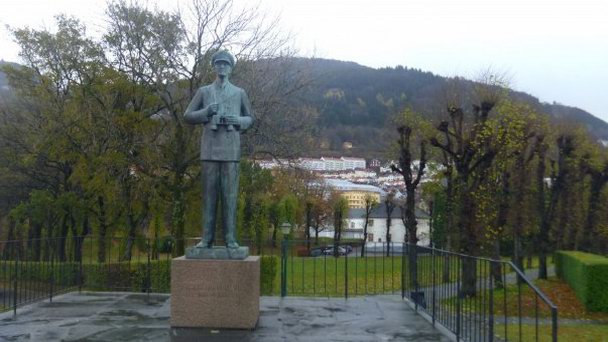 Памятник королю Хаакону VII в Регионе Фьордов