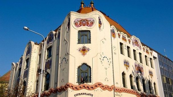 Дворец Цифрапалота в Альфёльде Дворец Цифрапалота в Альфёльде