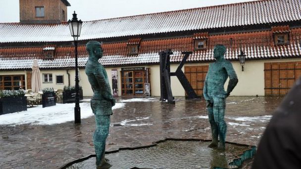 Фонтан-памятник писающим мужчинам в Праге