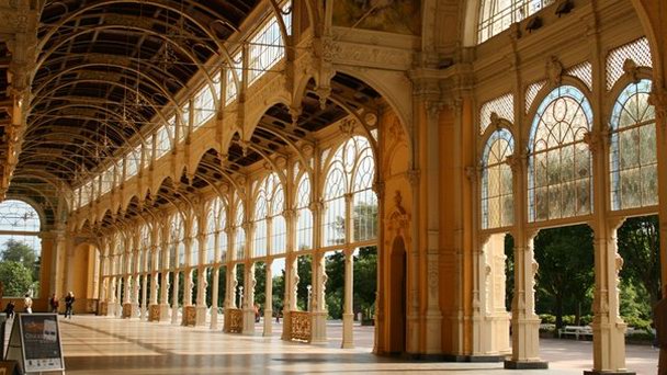 Колоннада в Марианских Лазнях в Марианских Лазне Колоннада в Марианских Лазнях в Марианских Лазне