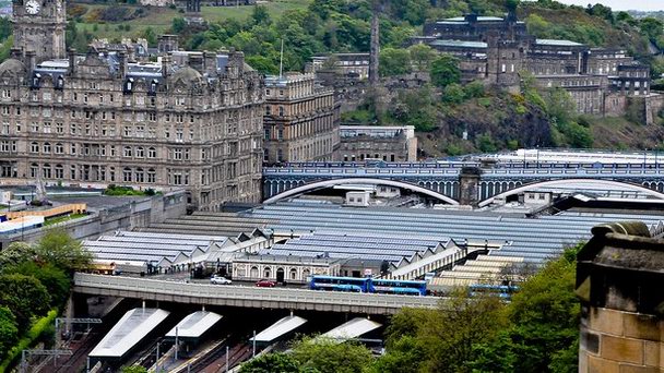 Железнодорожный вокзал Уэверли в Шотландии