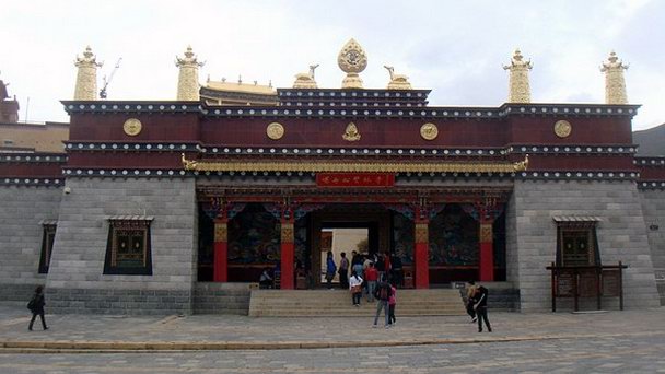 Монастырь Сунцэнлинь в Шангри-ла в Лхасе Монастырь Сунцэнлинь в Шангри-ла в Лхасе