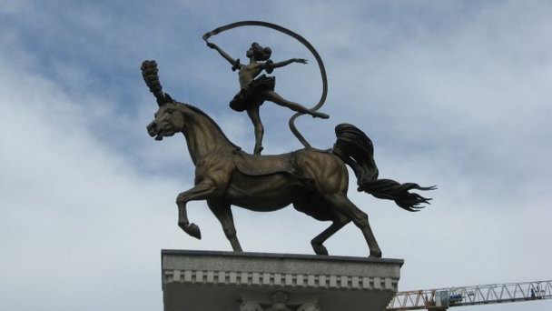 Скульптуры у минского цирка в Минске