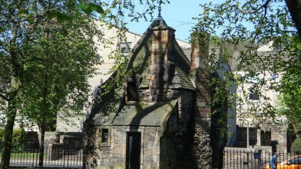 Баня дворца Холируд в Шотландии