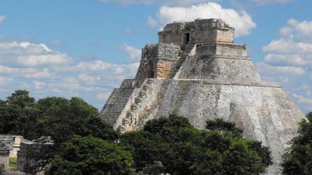 Храм Двухголового Змея в Тикале в Антигуа-Гуатемале
