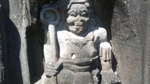 Скальные фигуры в джунглях Убуда на Бали