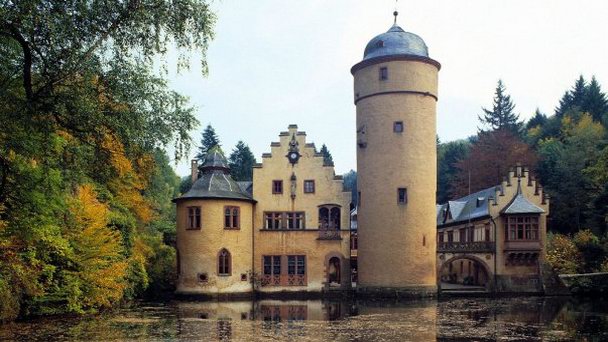 Замок Меспельбрунн в Баварии Замок Меспельбрунн в Баварии