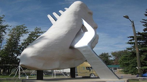 Памятник варенику в Альберте