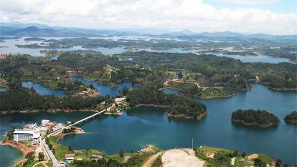 Озеро Лагуна де Гуатапе в Медельине Озеро Лагуна де Гуатапе в Медельине