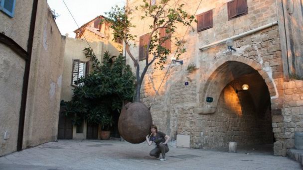 Инсталляция Апельсиновое дерево в Тель-Авиве