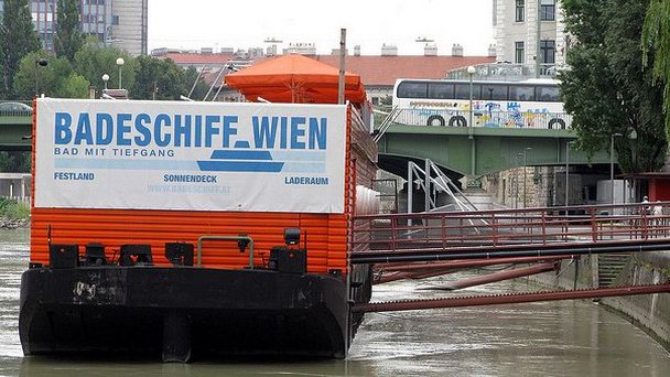 Ресторан Badeschiff Wien в Вене Ресторан Badeschiff Wien в Вене