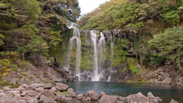 Водопад Чхонджеён на Чечжу Водопад Чхонджеён на Чечжу