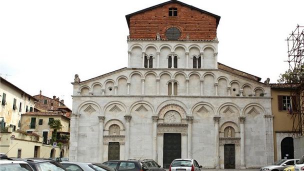 Церковь Девы Марии За Воротами в Тоскане