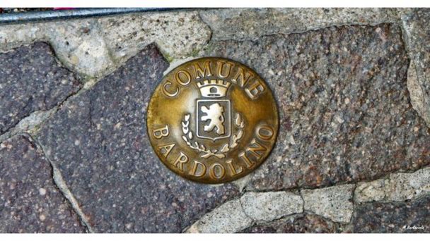 Знак Коммуна Бардолино на Озере Гарда