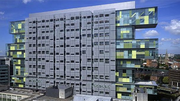 Центр гражданского правосудия Манчестера в Англии