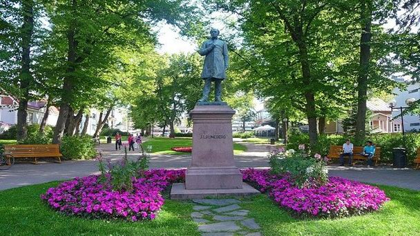 Памятник Йохану Людвигу Рунебергу в Порвоо Памятник Йохану Людвигу Рунебергу в Порвоо