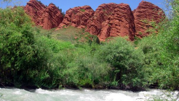 Ущелье Джеты-Огуз в Иссык-Куле