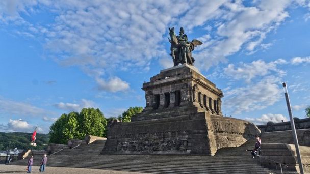 Статуя кайзера Вильгельма I в Рейнланд-Пфальце Статуя кайзера Вильгельма I в Рейнланд-Пфальце