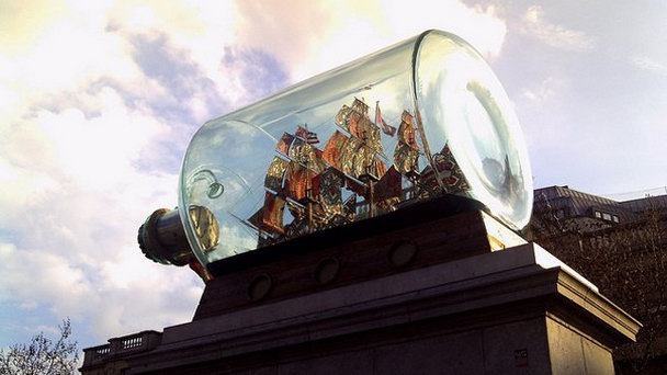 Памятник-макет корабля «Виктори» в Лондоне