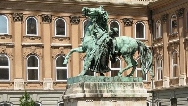 Статуя «Приручение дикой лошади» в Будапеште