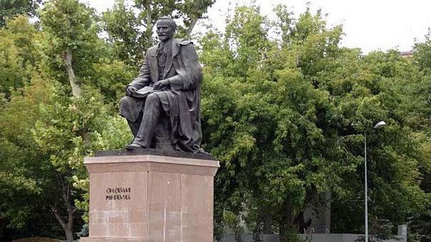 Памятник Ованесу Туманяну в Ереване