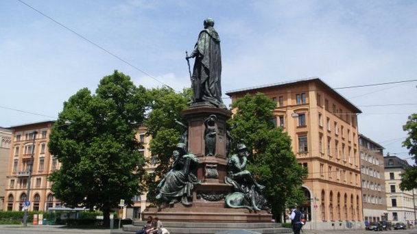 Памятник королю Максимилиану II в Мюнхене