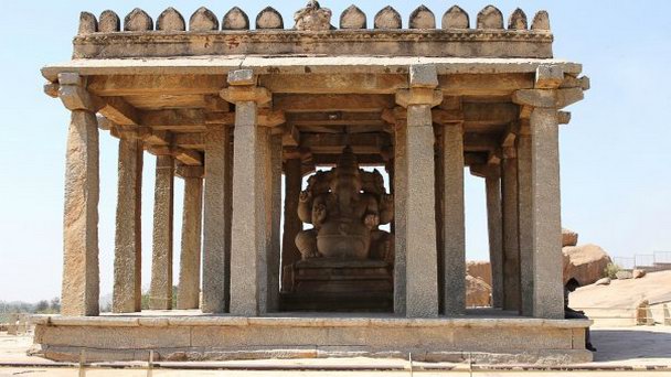 Статуя Ганеша в Хампи в Карнатаке