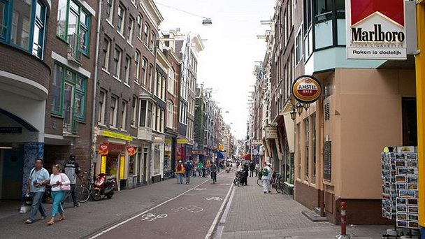 Улица Nes в Амстердаме