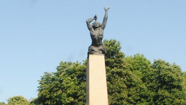 Памятник героям-защитникам Варшавы в Варшаве